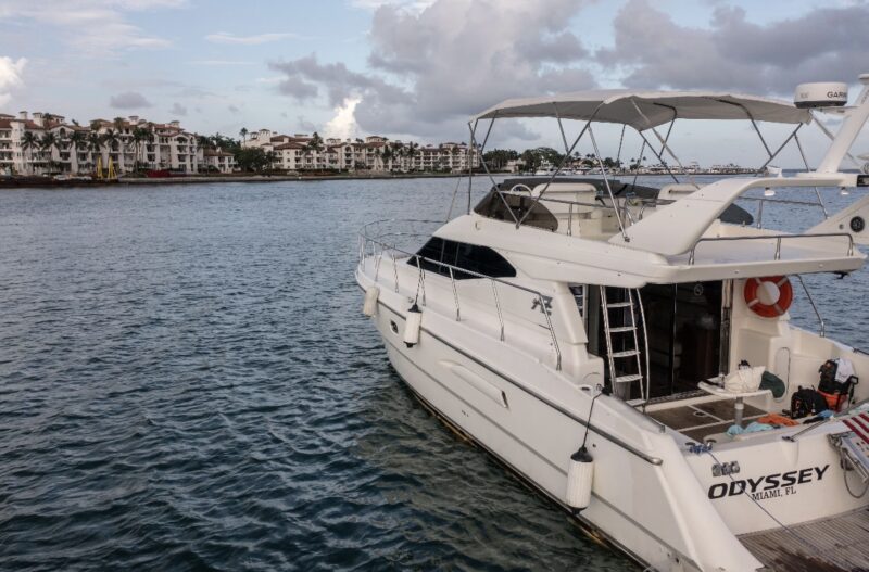 50ft Azimut available in Miami with 1 Jet Ski included for one hrs. - Image 17